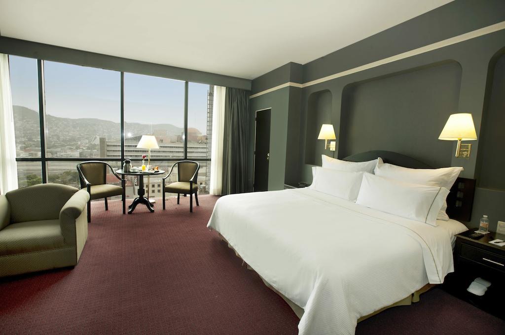Hotel Krystal Monterrey Extérieur photo