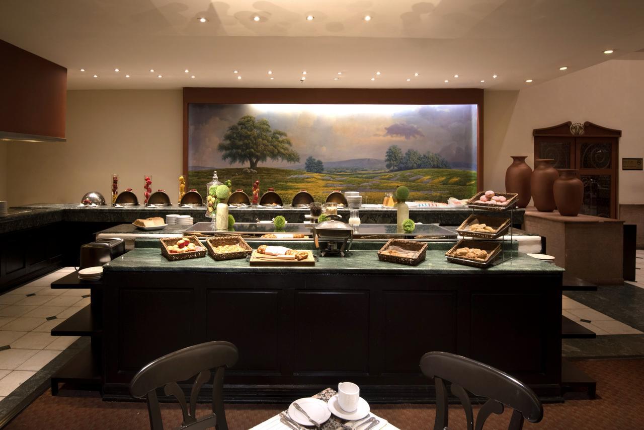 Hotel Krystal Monterrey Extérieur photo